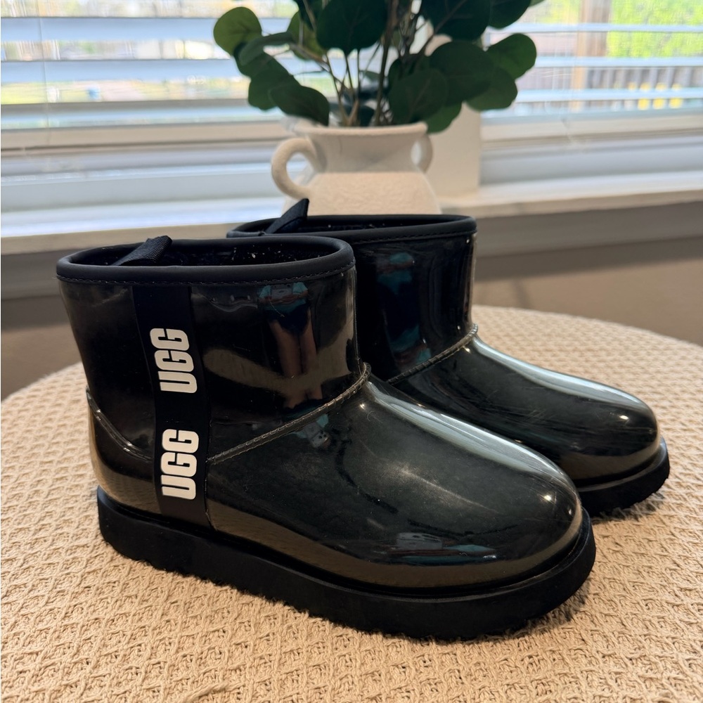 UGG Black Patent Kids Ankle Boots with Branded Side Strap - Picture 2 of 9